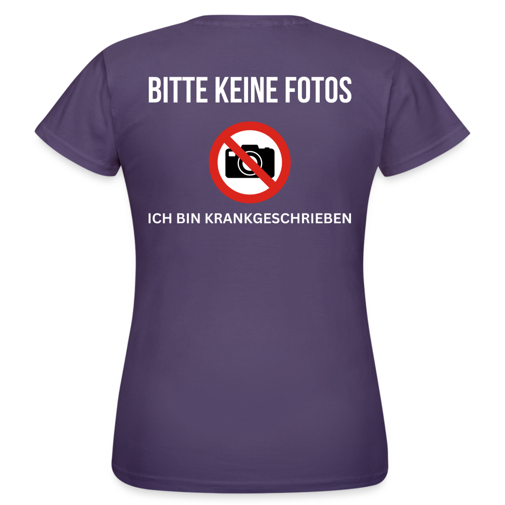 KRANKGESCHRIEBEN - Damen T-Shirt (backprint) - Dunkellila